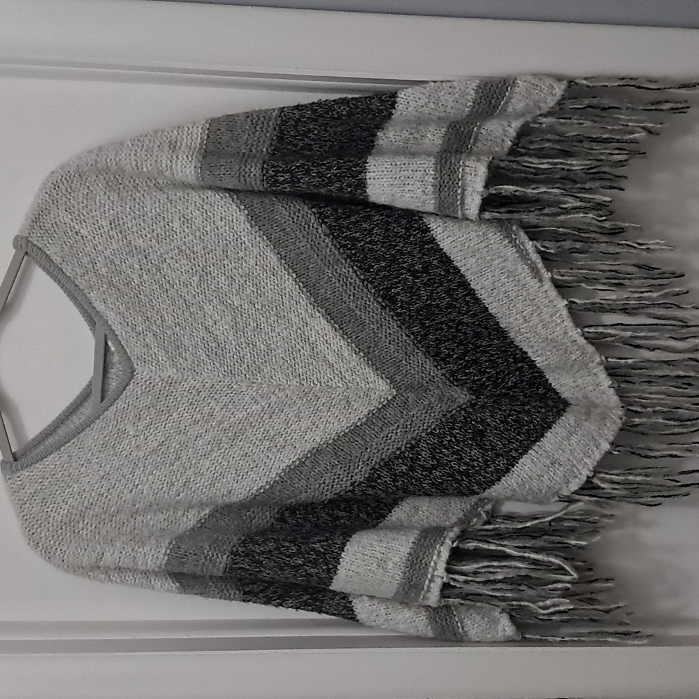 Sun & Shadow Fringed Boho Knit Poncho Gray Chevron Size S/M